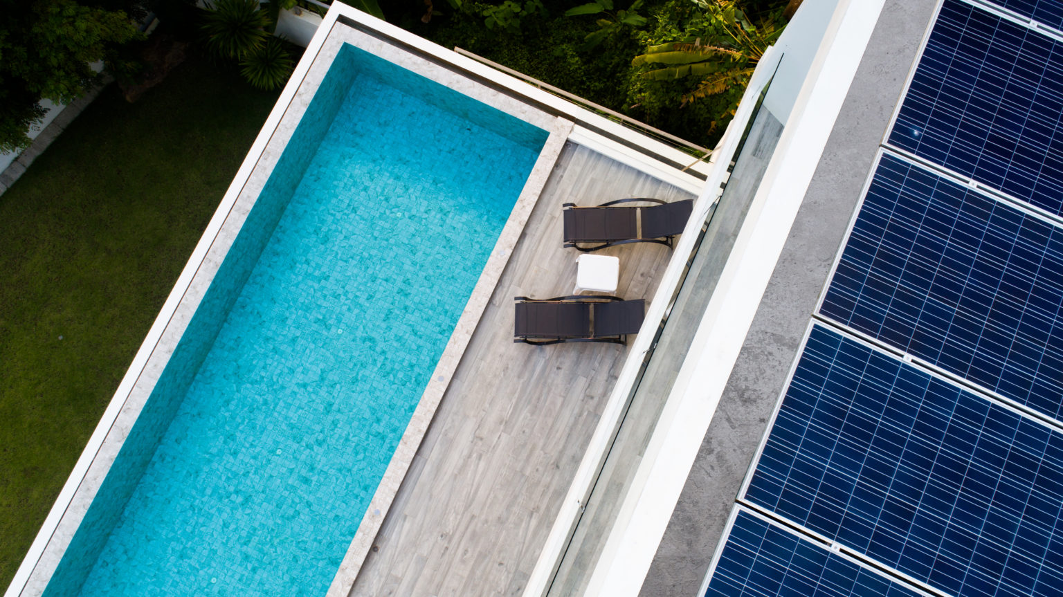 Aquecimento para piscina: Foto aérea de piscina com painéis solares para aquecer a água.