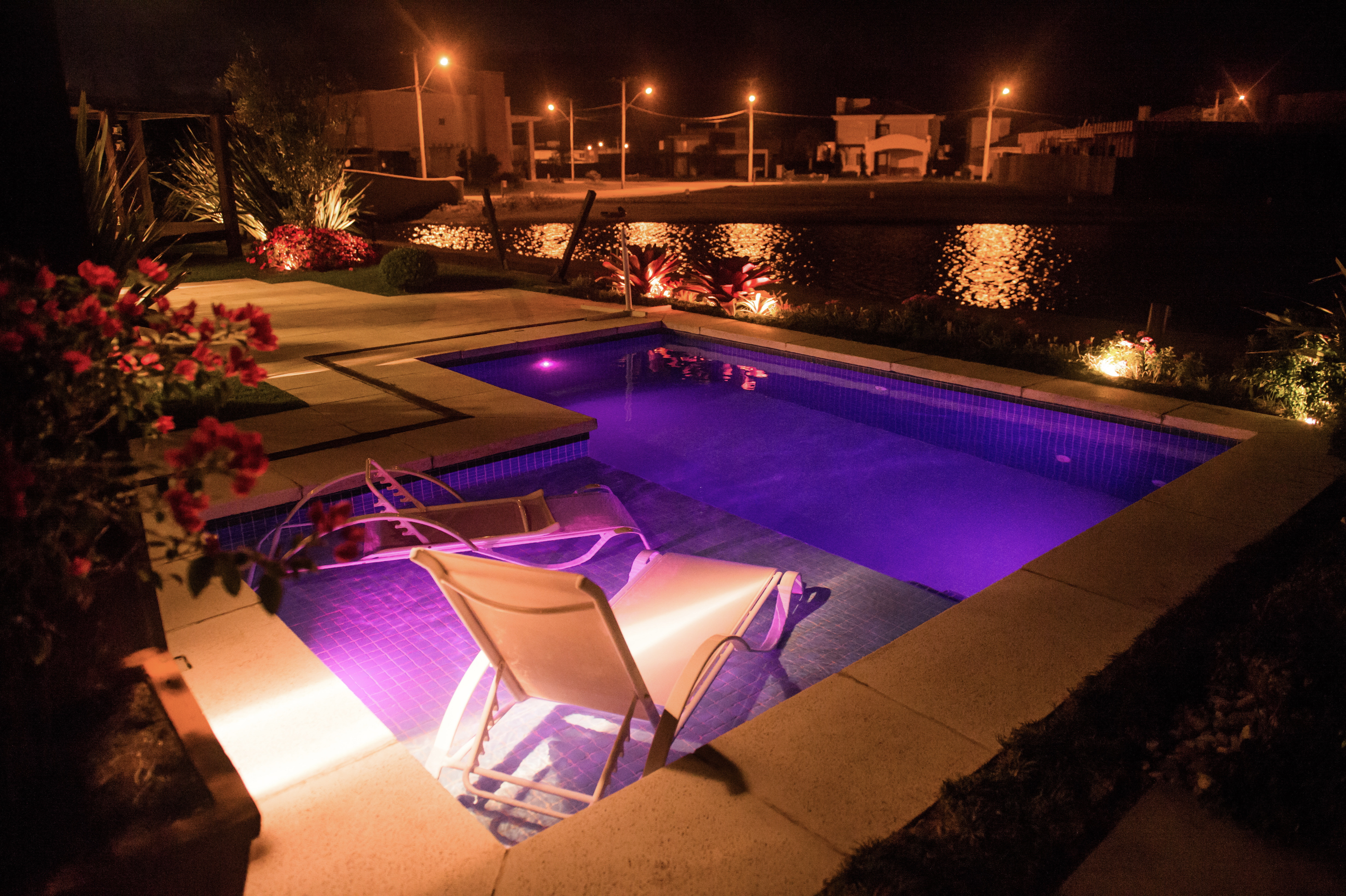 A imagem representa a luminação para piscinas em um abiente relaxante e convidativo