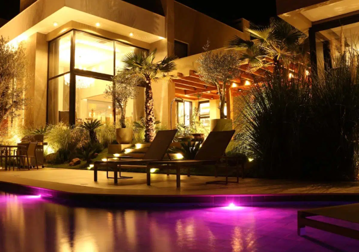 Imagem de uma casa com aquecimento de piscina, proporcionando conforto e praticidade para aproveitar uma piscina aquecida todos os dias